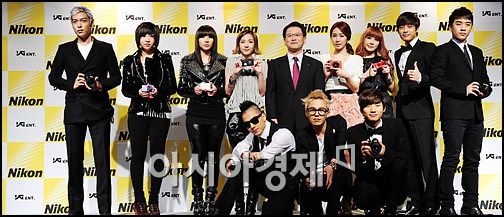 [포토]우메바야시 니콘 대표 'YG 미녀들 사이, 기분 최고!'