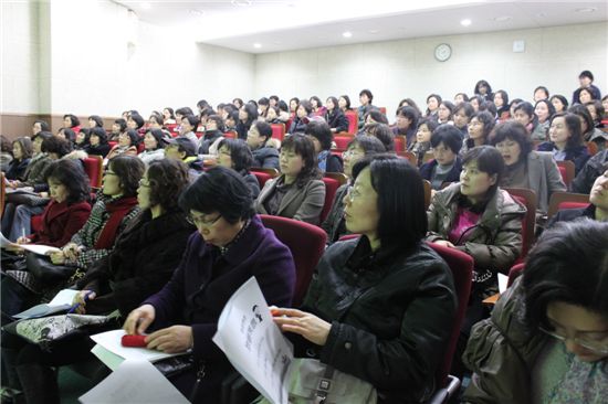 8일 노원구 평생교육원에서 열린 '창의적 체험활동과 입학사정관제' 학부모 연수회에 100여명의 학부모가 참석해 강연을 듣고 있다. 