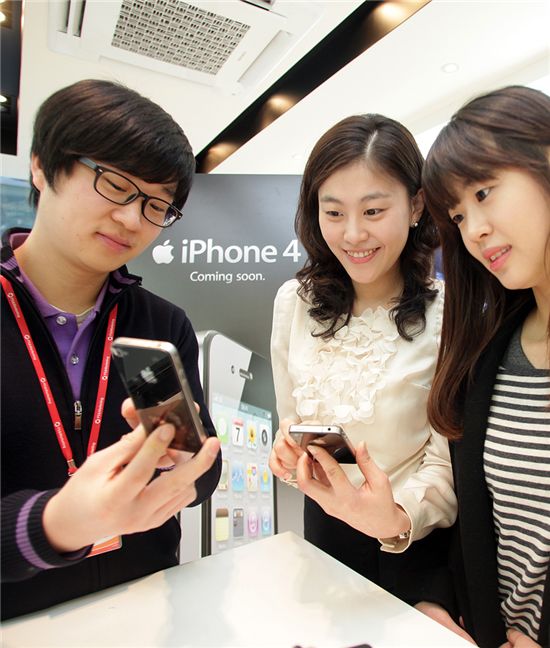 [사진]SKT, 온라인 및 대리점서 아이폰4 예약 시작
