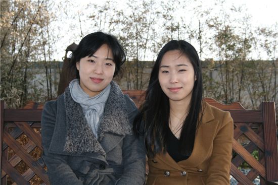 쌍둥이 자매 '요람에서 취업까지 같은 곳에' 화제 
