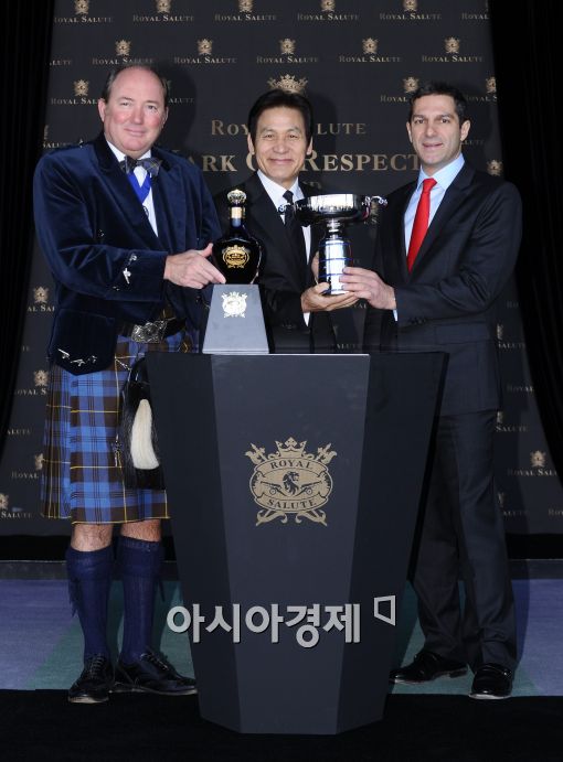 [포토]로얄살루트, 마크 오브 리스펙트 배우 안성기 선정 