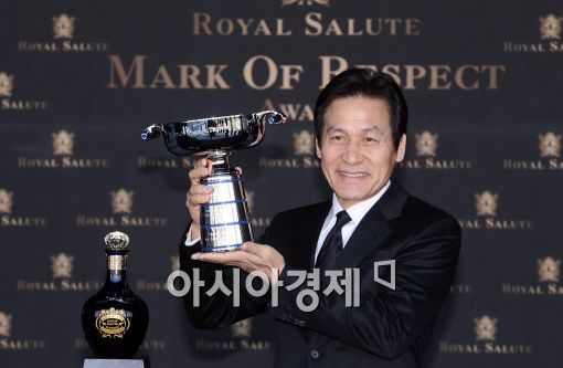 [포토]국민배우 안성기 ‘마크 오브 리스펙트’상 수상 