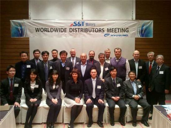 지난 8일 제주도 신라호텔에서 열린 S&T모터스 주최 ‘2011 월드 디스트리뷰터 미팅’에 참석한 회사 관계자와 6개국 거래선 대표가 기념촬영하고 있다.
