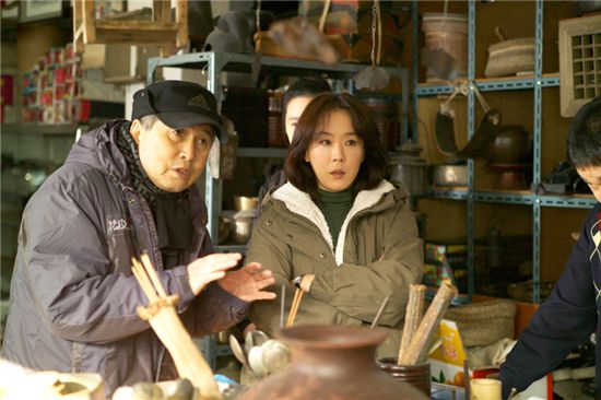 영화 '달빛길어올리기' 현장의 임권택 감독(왼쪽)과 강수연