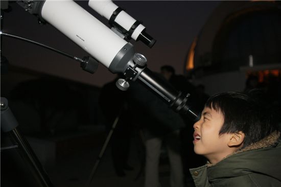 성북구청 옥상에 마련된 망원경으로 천체를 보고 있다.