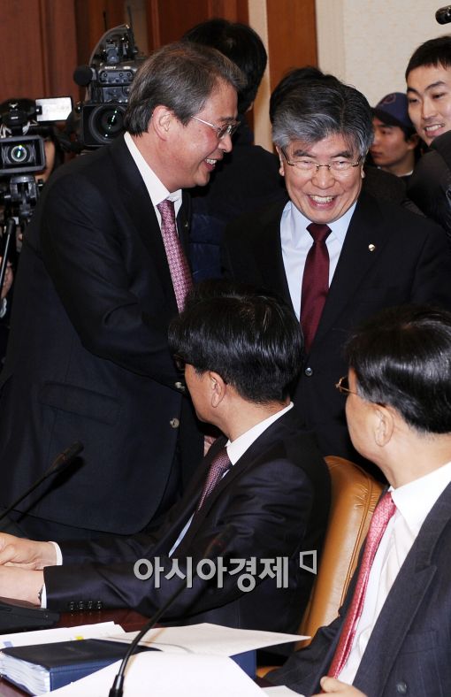 [포토]밝은 표정의 김중수 총재