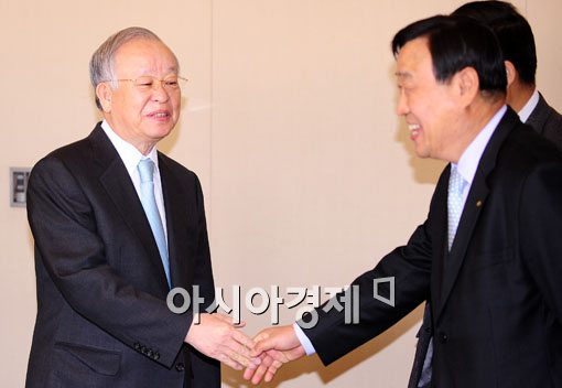 [포토] 인사나누는 손경식-김기문 회장