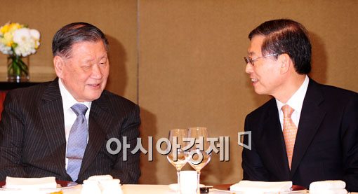 [포토] 의견나누는 정몽구 회장, 김황식 총리