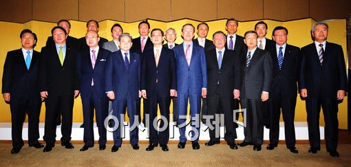[포토] 전경련 회장단 만나는 김황식 총리