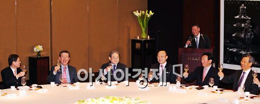 [포토] 건배하는 전경련 회장단과 김황식 총리