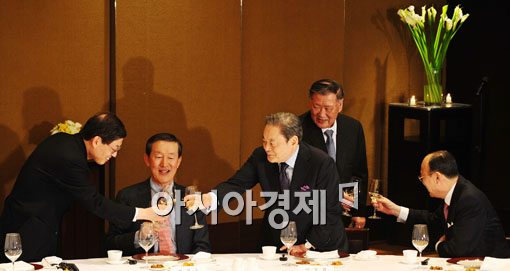[포토] 김황식 총리와 건배하는 이건희 회장