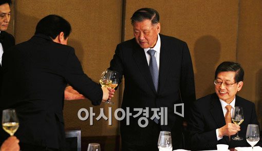 [포토] 건배하는 최태원-정몽구 회장
