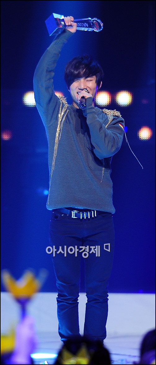 [포토]빅뱅 대성 '트로피에 입맞춤'