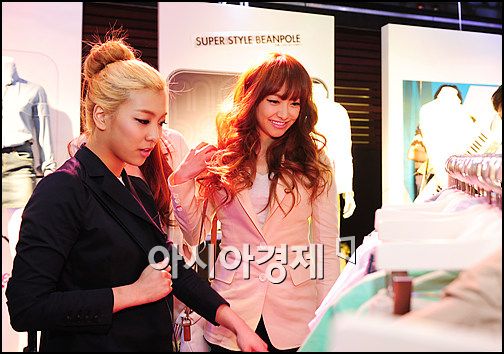 [포토]에프엑스 루나-빅토리아 '옷 골라줄까?'
