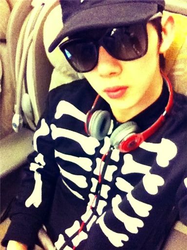 2AM member Jo Kwon on an airplane. [Jo Kwon's official Twitter website]