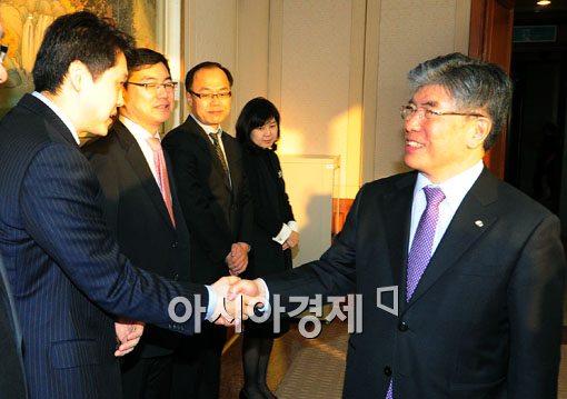 [포토] 투자은행 전문가 만나는 김중수 한은 총재