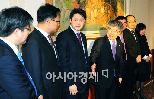 [포토] 투자은행 전문가 만나는 김중수 총재