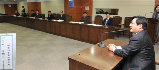 김성환 노원구청장(오른쪽)이 사무관 승진 대상자들에 대한 논술고사 시험장에 들러 인사말을 하고 있다.