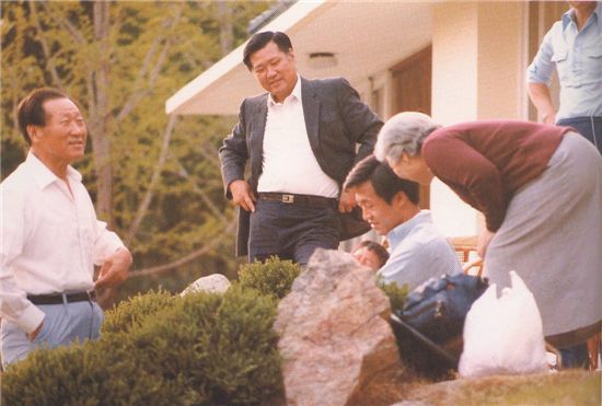 1984년 경기도 용인 마북연수원에 모인 현대가 사람들. 정몽구 회장과 정몽준 의원의 모습도 보인다.