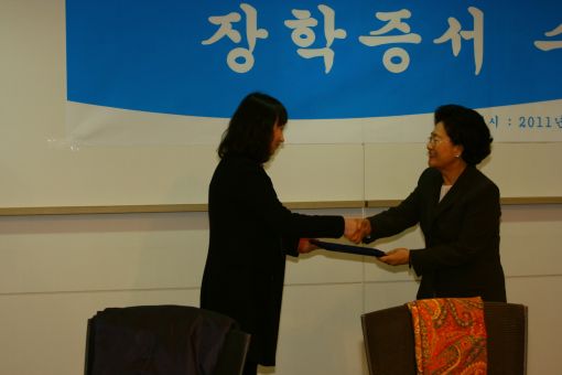 김인순 매일유업 명예회장(오른쪽)이 진암 장학생에게 장학증서를 전달하고 있다.