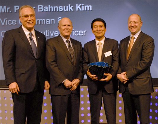 LG화학 김반석 부회장(오른쪽 두번째)이 11일 미국 디트로이트 르네상스센터 매리어트 호텔에서 개최된 GM의 '올해의 공급자' 행사에서 '최 고 기업상'을 수상한 뒤 기념사진을 찍고 있다.