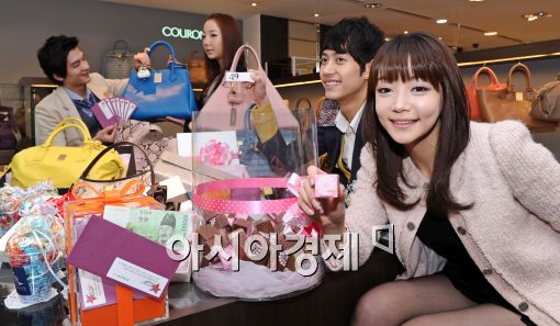 [포토]'1만원을 기부하면' 가방이 뚝 딱!