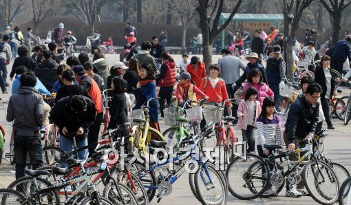 [포토]봄날씨 즐기는 나들이객들