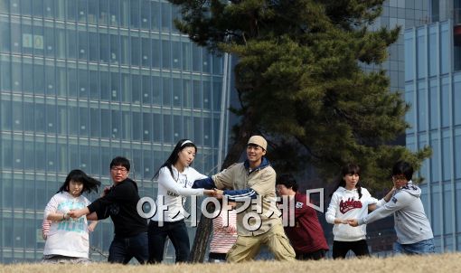 [포토]봄 날씨 공원에서 즐기는 댄스!