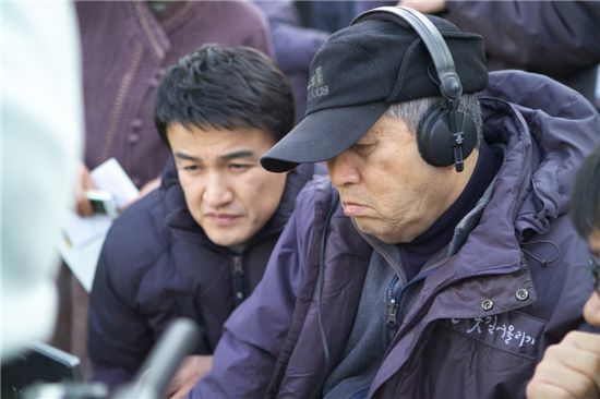 영화 '달빛 길어올리기' 현장의 임권택 감독(오른쪽)과 주연배우 박중훈