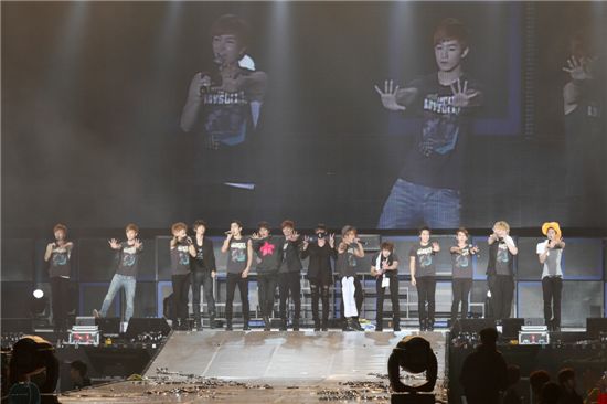 Super Junior performs in front of 30,000 fans in Taiwan