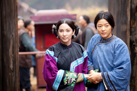Chinese actress Li Bingbing (left) and Korean actress Jun Ji-hyun (right) in the upcoming film "Snow Flower and the Secret Fan." [Official "Snow Flower and the Secret Fan" website]