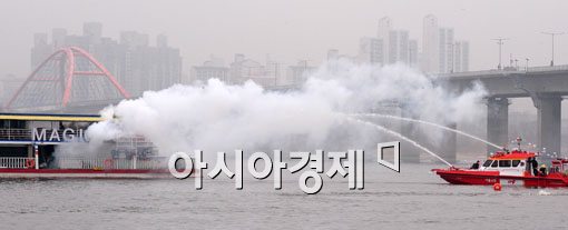 [포토] 유람선 화재 진압하는 다목적 고속구조정