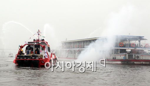 [포토] 유람선 인명구조 및 화재진화 훈련