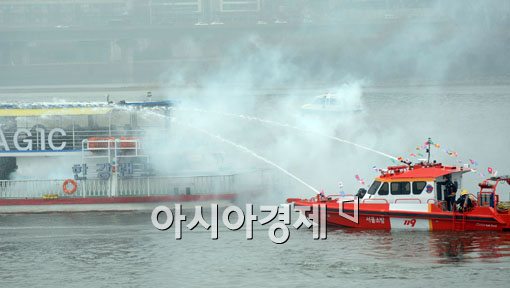 [포토] 유람선 화재 진압하는 고속구조정