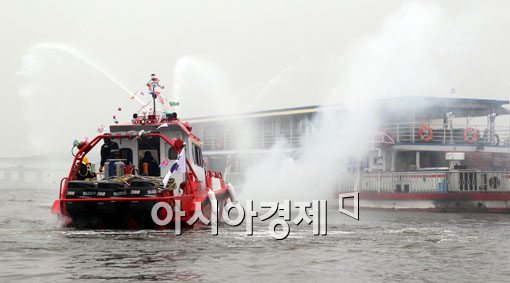 [포토] 유람선 화재 진압하는 고속구조정