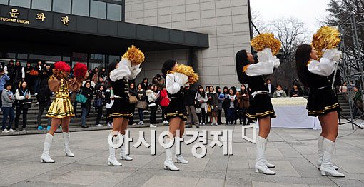 [포토] 꽃샘추위 녹이는 개강맞이 페스티벌