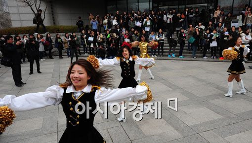 [포토] 이대응원단의 열정의 무대