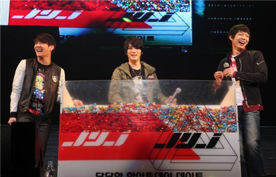 JYJ members at their White Day fan meeting held at Jamsil Indoor Gymnasium on March 12, 2011. [Prain Inc.]