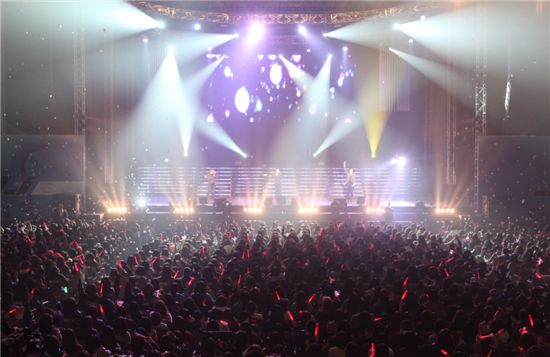 JYJ performing at their White Day fan meeting held at Jamsil Indoor Gymnasium on March 12, 2011. [Prain Inc.]