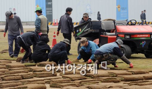 [포토]'서울광장' 새봄을 맞아 잔디를 교체
