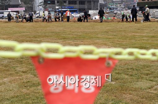 [포토]서울광장 얼음에서 잔디로 교체