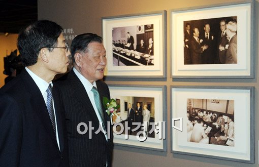 [포토] 故 정주영 사진전 둘려보는 김황식 총리