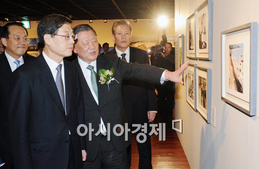 [포토] 故 정주영 회장 발자취 둘려보는 김황식 총리