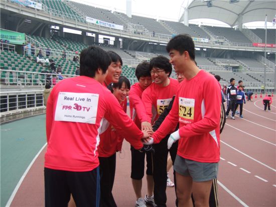 지난 6일 열린 고양 중앙마라톤대회에 참석한 파주공장의 마라톤 동호회 '호모 러닝스(Homo Runnings)'가 파이팅을 외치고 있다.