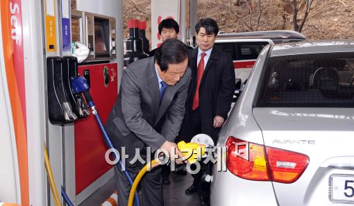 [포토]셀프 주유하는 윤증현 장관