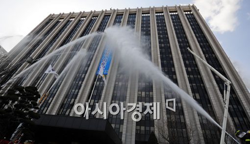 [포토] 화재 진압하는 소방대원들