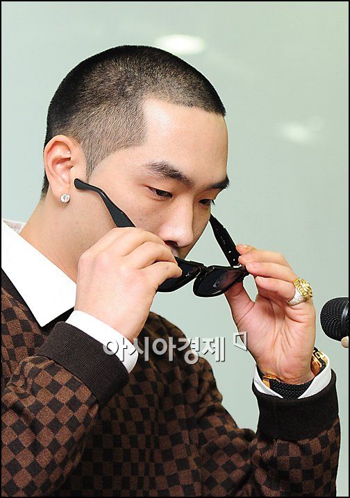 [포토]크라운제이 '기자회견에서 선글라스는 좀'