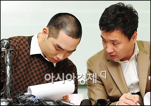 [포토]소속사 대표-변호사와 상의하는 크라운제이 