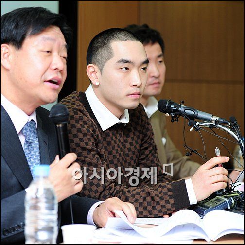 [포토]소속사 대표-변호사와 상의하는 크라운제이 