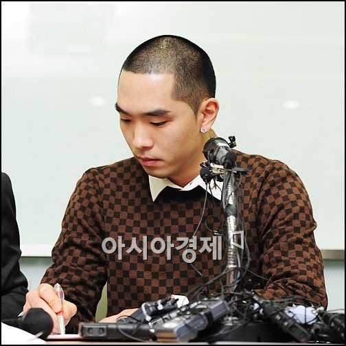 [포토]크라운제이 '기자들 질문, 꼼꼼하게 메모하며'